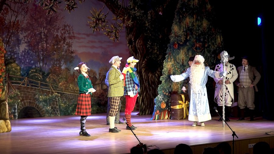 С наступающим Новым годом висагинских ребят поздравили артисты из Санкт-Петербурга (Видео) - В Висагинасе