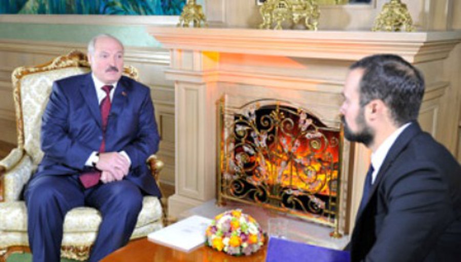 Лукашенко: Россиян, белорусов и украинцев тошнит от западной демократии


 - В Мире