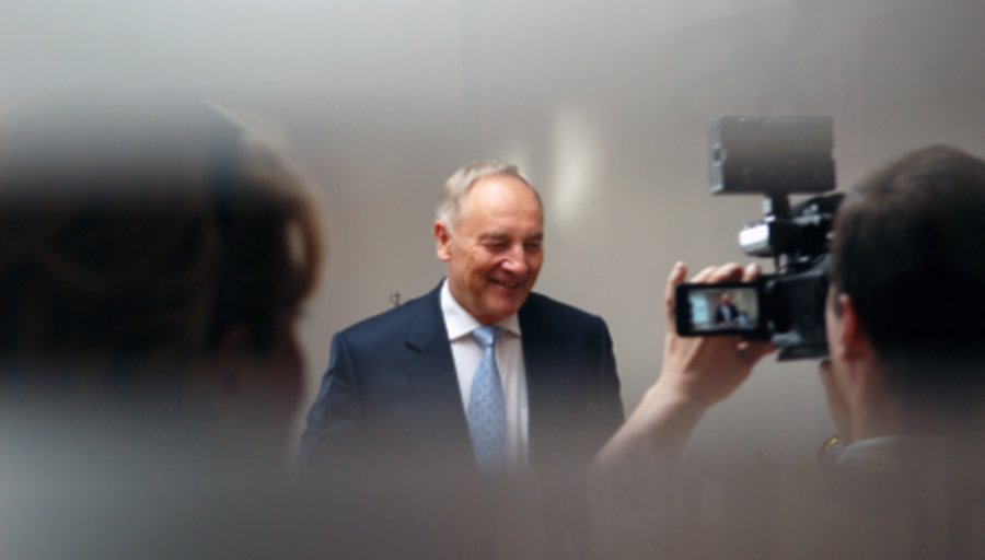 Идет сбор подписей за отставку президента Латвии  - Литва и страны Балтии