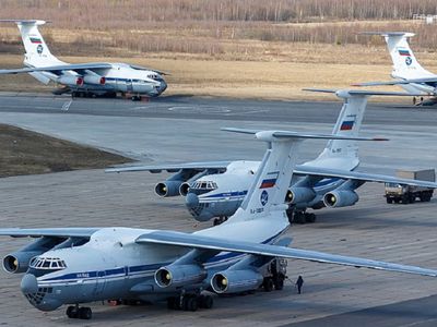 Пять самолетов с военными вирусологами вылетели из России в Италию - В Мире