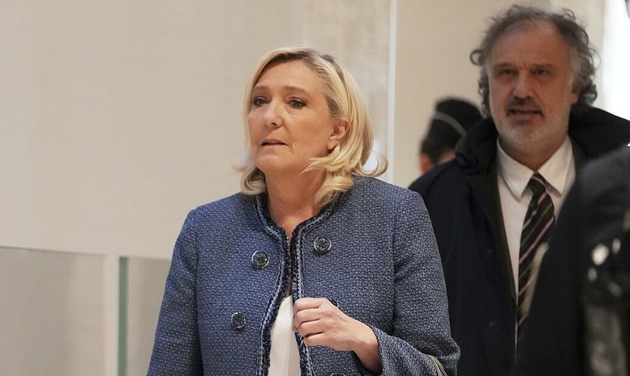 СМИ: Марин Ле Пен приговорена к тюремному заключению и отстранена от выборов - В Мире