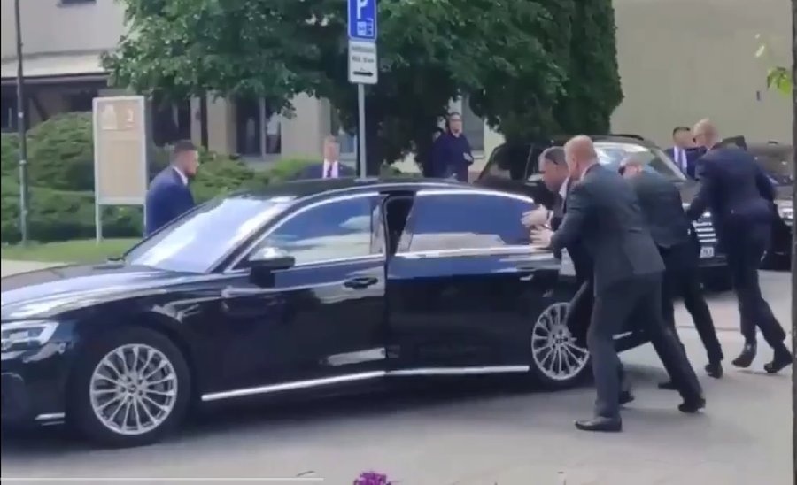 СМИ:  Полиция Словакии повысила уровень охраны школ, пространства у парламента и редакций СМИ - В Мире