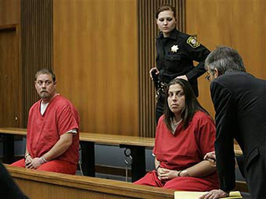 Многодетных американских супругов обвинили в истязании чужого ребенка - В Мире