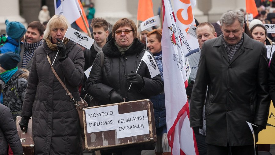 Бастующие третью неделю учителя Литвы намерены до победы ночевать в министерстве - радио - Литва и страны Балтии