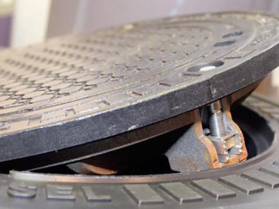 В Укмергском районе два человека провалились в канализационный люк, мужчина погиб, женщину удалось спасти 


 - Литва и страны Балтии