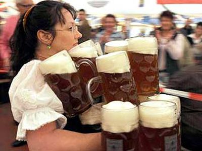 Немке не удалось установить рекорд по переносу пивных кружек - Хобби, отдых и развлечения