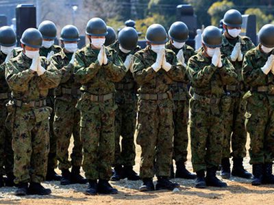 Японский министр отказался от зарплаты из-за стыда                                 - В Мире