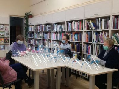 Библиотекари изготавливают на 3D-принтере пластиковые защитные экраны для медиков - В Висагинасе