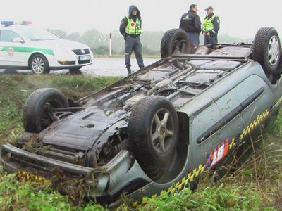 
Taksistui paskambinęs kolega pasiteiravo, ką šis veikia, o automobilis tuo metu apsivertė
 - Įvykiai ir kriminalas