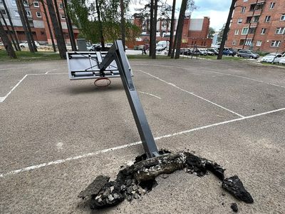 Упала опора с баскетбольным щитом.  Гарантийный срок ремонта площадки еще не истек - В Висагинасе