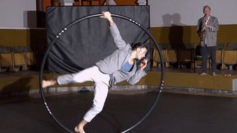 Артисты современного цирка импровизировали и удивляли публику (видео)