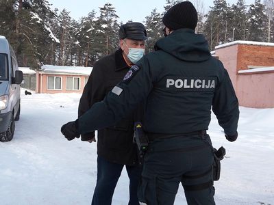 Субботний рейд полиции: одним – штрафы, другим – подарки (видео) - В Висагинасе