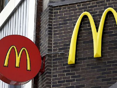 В США расследуют предположительное отравление более 100 человек в McDonald's - В Мире