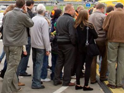 Išskirtinė profesija – stovėtojas eilėje
 - Pasaulyje