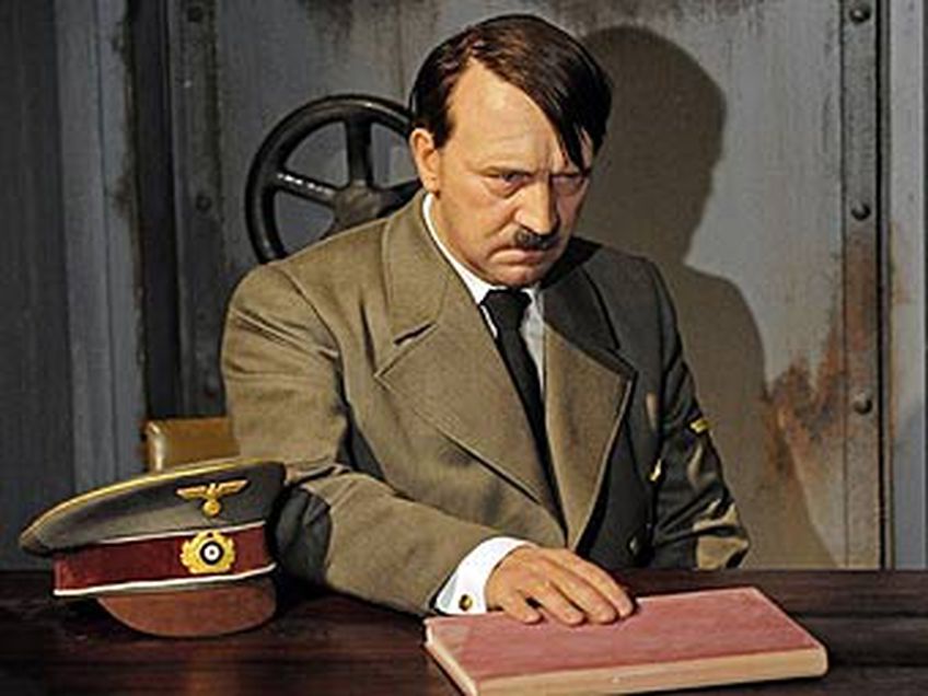 В берлинском музее Тюссо оторвали голову восковому Гитлеру