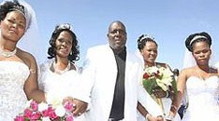 Чиновник женился на четырех женщинах разом