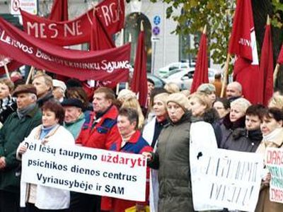 От митингующих учителей правительство Литвы закрылось силами полиции и оградительными лентами: фоторепортаж - Литва и страны Балтии