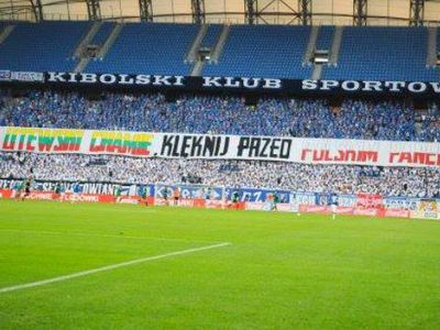 На познаньском стадионе — 
 оскорбляющий литовцев плакат «Литовский хам, встань на колени перед польским паном»
 


  - Культурные и спортивные мероприятия