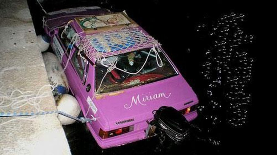 Два друга переделали Maserati в лодку и отправились на «лодкомобиле» в море
 - Хобби, отдых и развлечения