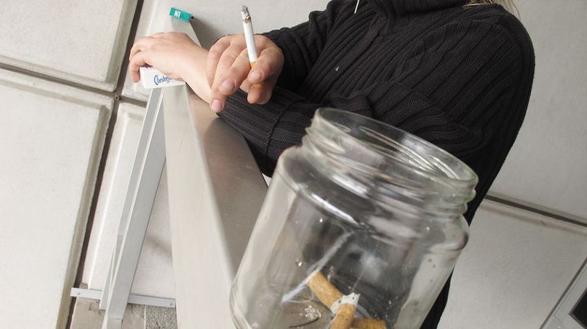 После запрета курения на балконах в Литве фиксируют новую проблему