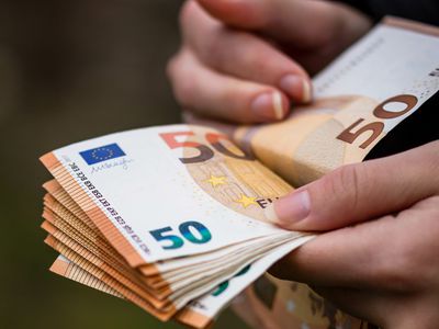 В Литве с сентября средняя зарплата учителей до вычета налогов составит 2 871 евро - Литва и страны Балтии