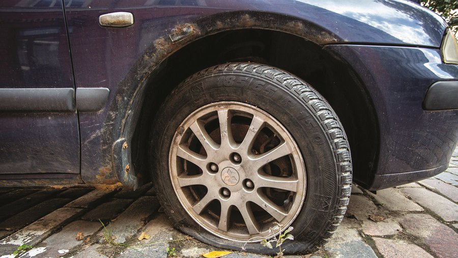 Скоро начнется рейд по очистке дворов от брошенных неэксплуатируемых автомобилей - В Висагинасе