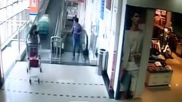 Коллеги по работе случайно убили китаянку в супермаркете тележкой с напитками (ВИДЕО)