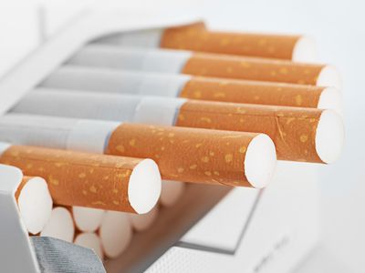 Тотальный запрет: Британцам, родившимся после 2000 года, не будут продавать сигареты - В Мире