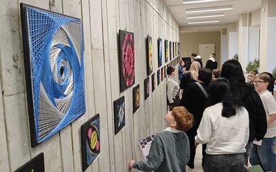 «Нито дизайн». В Висагинасе открылась выставка необычных картин (видео) - В Висагинасе