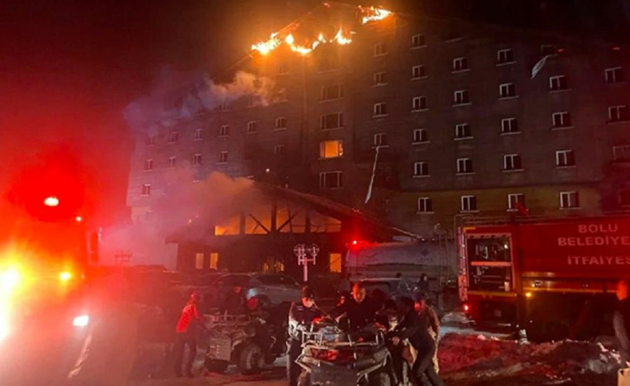 В отеле горнолыжного курорта в Турции произошёл крупный пожар, унёсший жизни 66 человек - В Мире