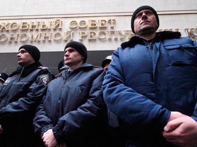 Здание парламента Крыма контролируется отрядами русскоязычного населения полуострова - В Мире