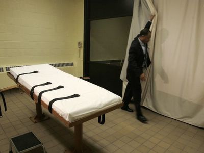 Опрос: какие люди одобряют смертную казнь? - Литва и страны Балтии