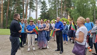 Поход «Обними свой город» пенсионеры посвятили Дню государства (фотогалерея)
