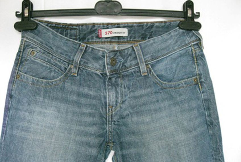 20 мая 1873 г. на свет появились джинсы 
                