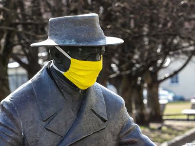 Обязательное ношение масок возвращается с субботы - Литва и страны Балтии