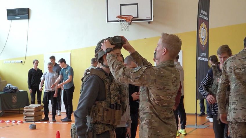 НАТО в «Atgimimo»: гимназисты преодолевали полосу препятствий и учились оказанию первой медицинской помощи (видео)