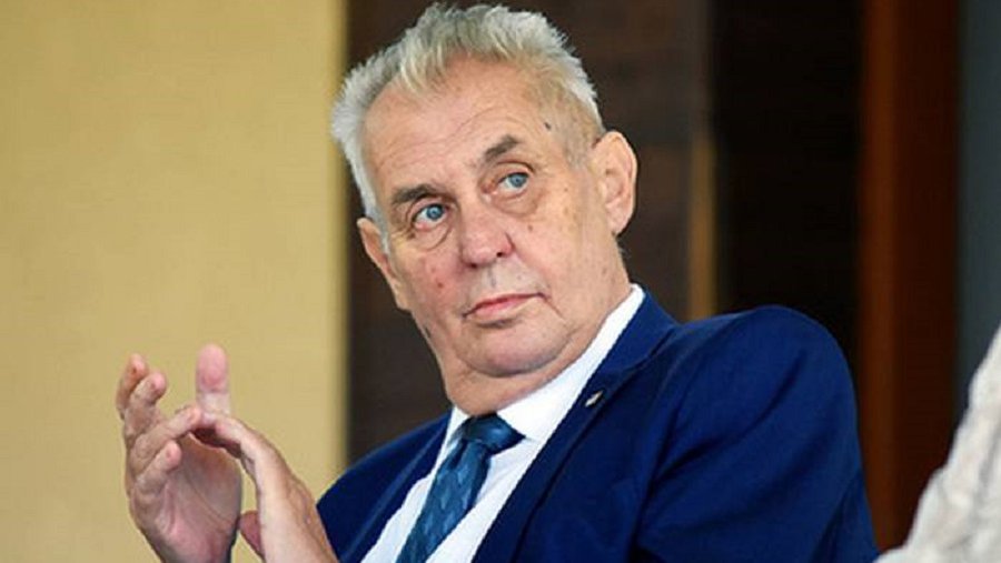 Президент Чехии Милош Земан публично сжег на костре красные трусы - В Мире