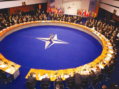 НАТО назвала Россию противником - В Мире