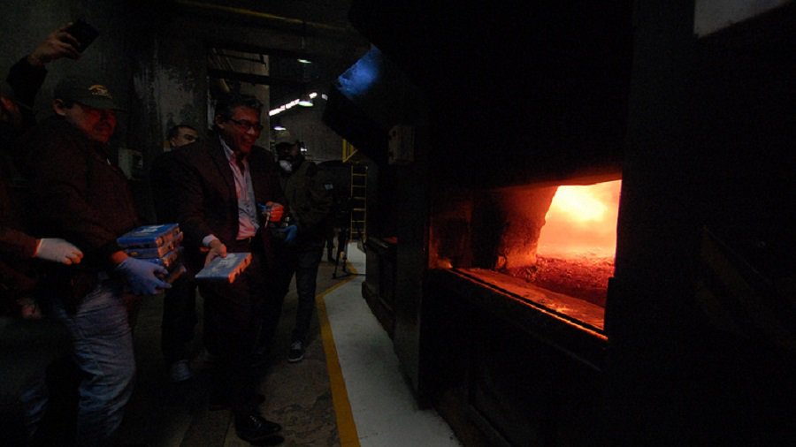 В Аргентине сожгли кокаин, обнаруженный в одном из зданий посольства РФ - В Мире