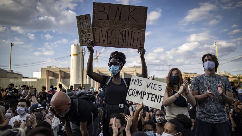 Paryžiuje per protestą prieš policijos smurtą ir rasizmą kilo susirėmimai tarp protestuotojų ir policininkų