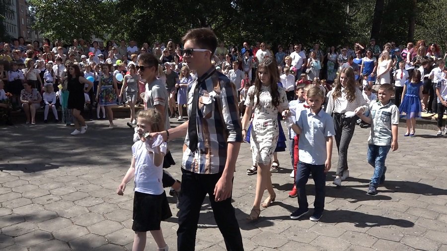 В прогимназиях и школе "Žiburio" прозвенел последний звонок (видео) - В Висагинасе