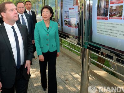 Медведев стал почетным профессором университета в Китае - В Мире