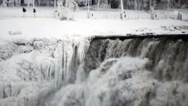 Шутки природы в США: Ниагарский водопад замёрз впервые за 100 лет