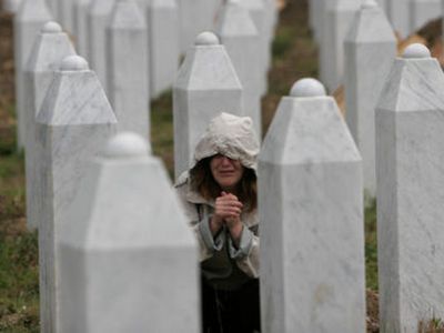 Босния вспоминает погибших в Сребренице - В Мире