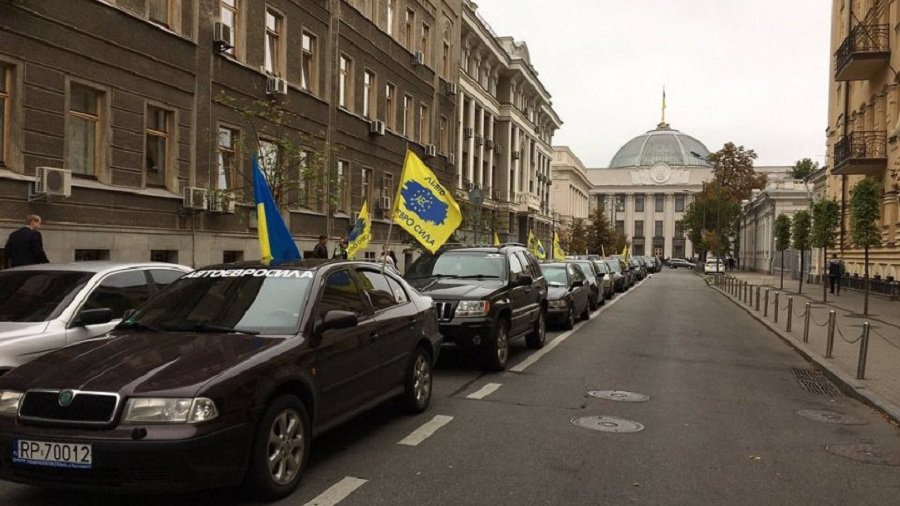 Владельцы автомобилей с иностранными номерами перекрыли центр Киева - В Мире
