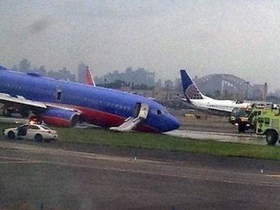 В аэропорту Нью-Йорка самолет совершил жесткую посадкуесть пострадавшие - В Мире