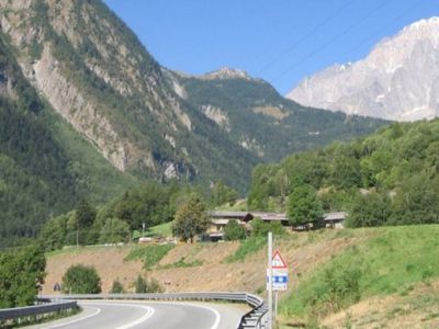 Экстремал выжил после падения с высоты 300 метров - В Мире