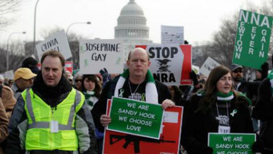 Тысячи американцев вышли на марш против оружия - В Мире