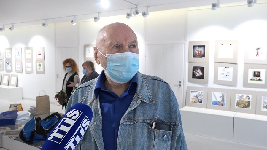 Карикатурист Йонас Варнас – о современном юморе и сатире (видео) - В Висагинасе