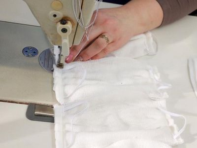 Добровольцы шьют маски из ткани, подаренной фабрикой «Visatex» - В Висагинасе